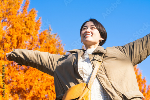 紅葉を楽しむ女性　ライフスタイルイメージ