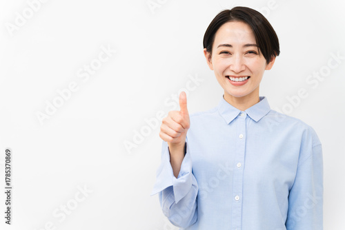 長袖シャツを着ている女性