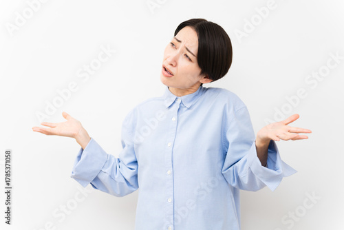 長袖シャツを着ている女性