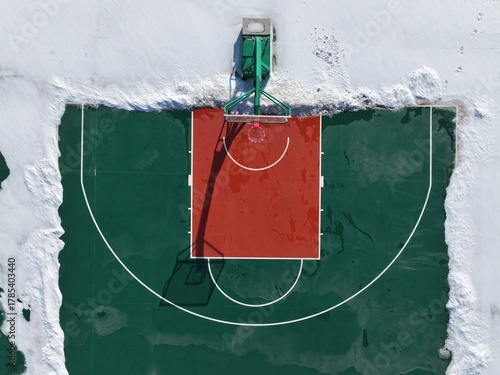 The school's basketball court in winter, the basketball court is covered with snow