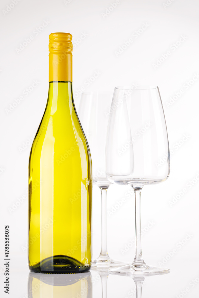 Naklejka premium White wine bottle and glasses on white background