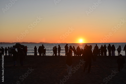 初日の出を待つ人々