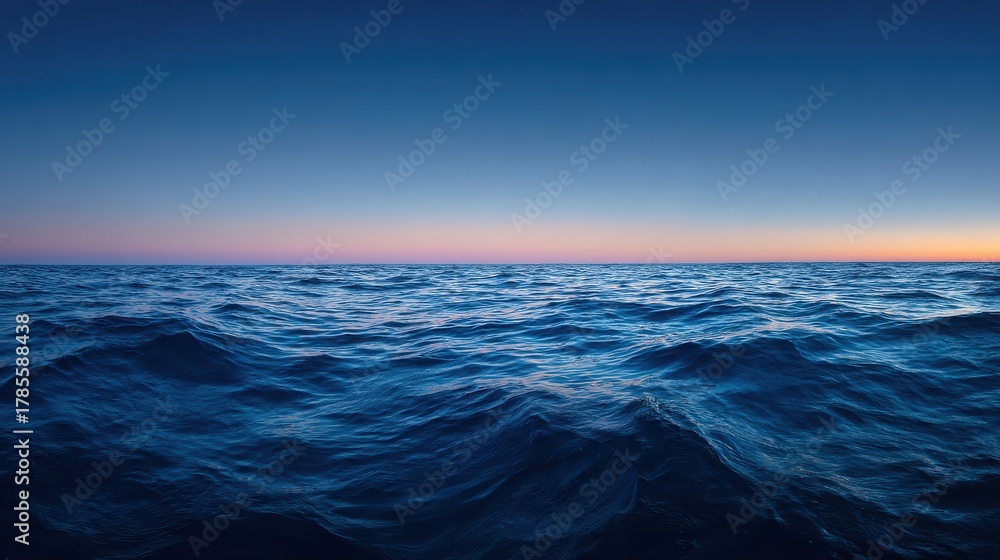 Obraz premium Serene Ocean Waves at Twilight Under a Colorful Horizon