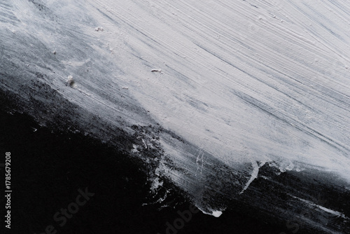 黒色の画用紙に塗られた白い絵の具