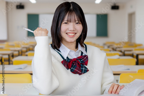 ガッツポーズする学生