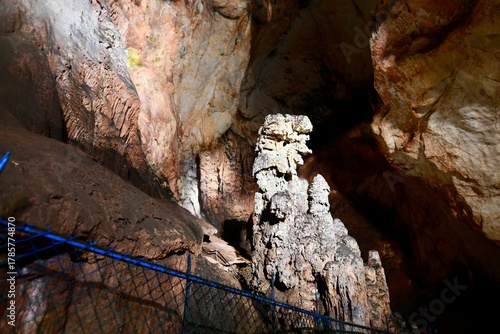 山口の観光地の秋芳洞と秋吉台