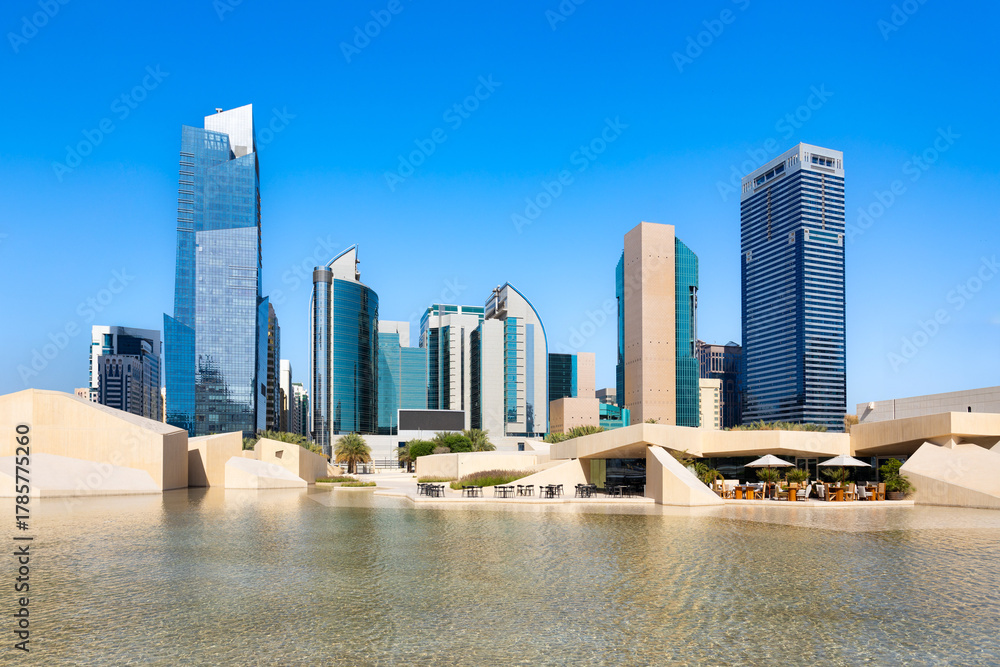 Obraz premium Al Musallah Mosque Prayer Hall and Abu Dhabi skyline