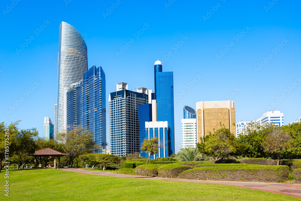 Obraz premium Corniche Park and Abu Dhabi city skyline in United Arab Emirates