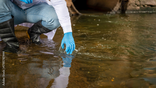 Fotografia Scientific Field Research: Testing Water Quality and Contamination Levels at a C