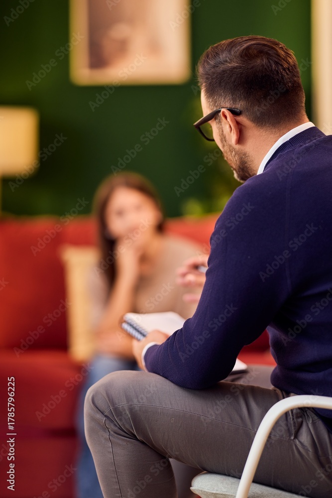 Obraz premium Professional Counseling Session Between Parent and Child in Psychologist Office Setting