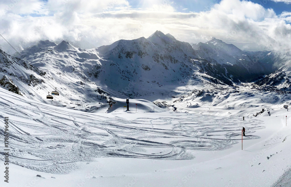 Obraz premium Panorama of winter mountain landscepe with ski slope in Autria Alps, Obertauern