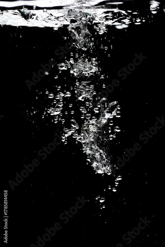 水中の気泡 黒背景