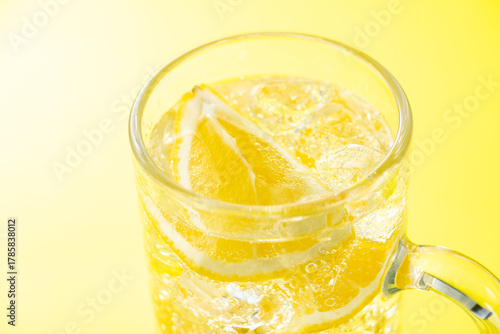 レモン酎ハイ　クローズアップ　黄色