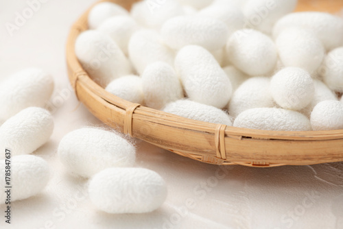 Papier peint 竹の笊にたくさんの繭玉