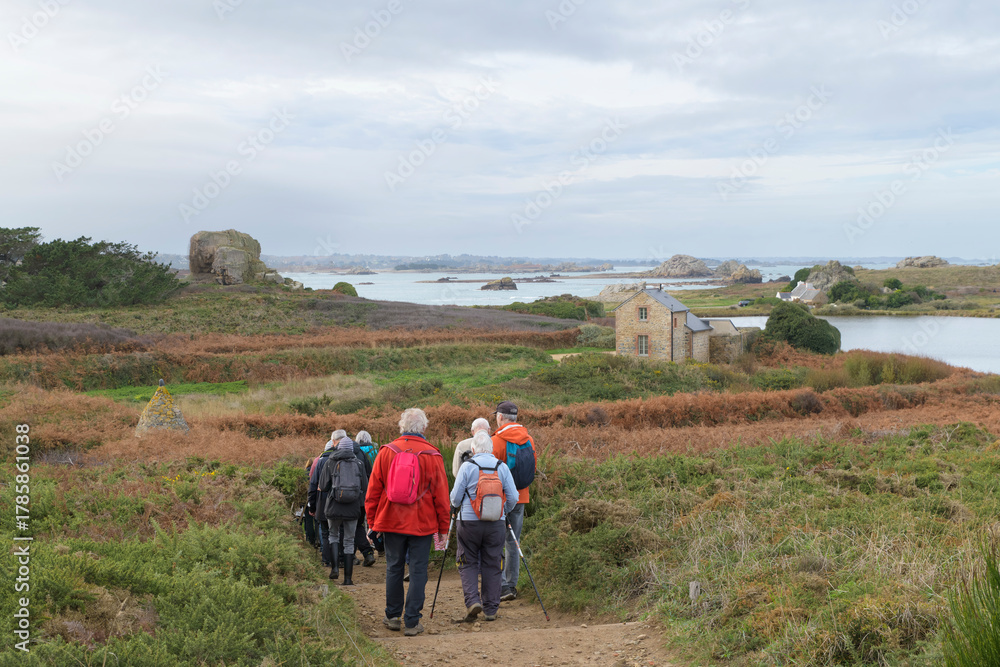 Obraz premium groupe de randonneurs seniors en Bretagne