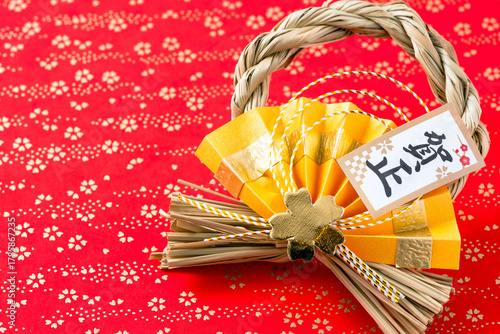 正月飾り（赤と金の和柄背景）
