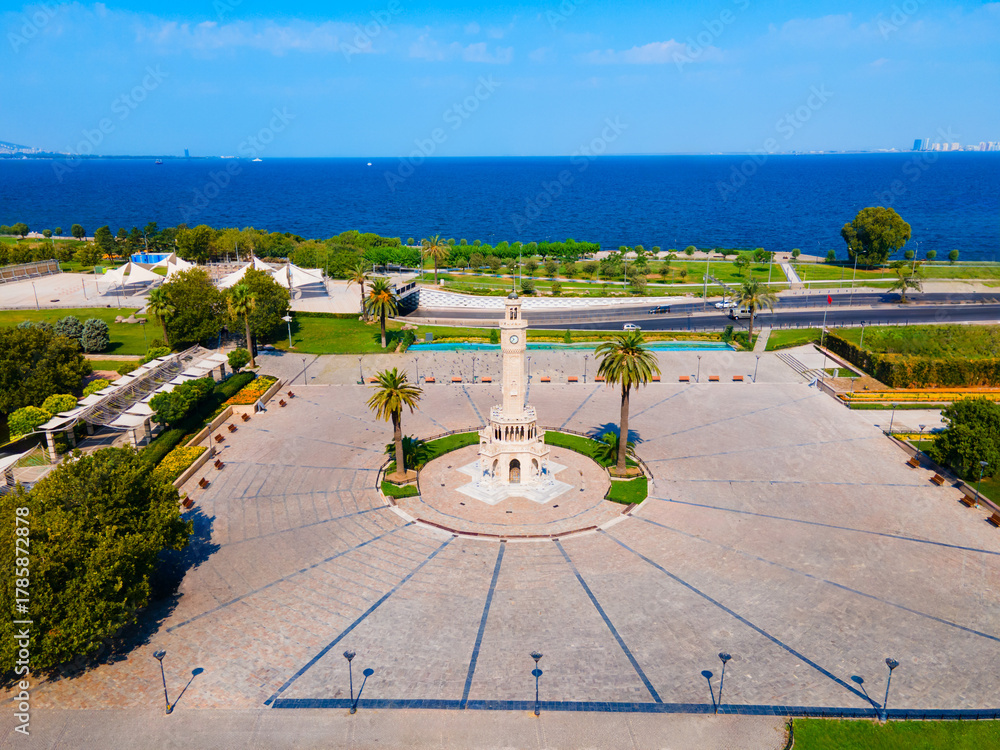 Obraz premium Izmir Clock Tower aerial view in Izmir city, Turkey