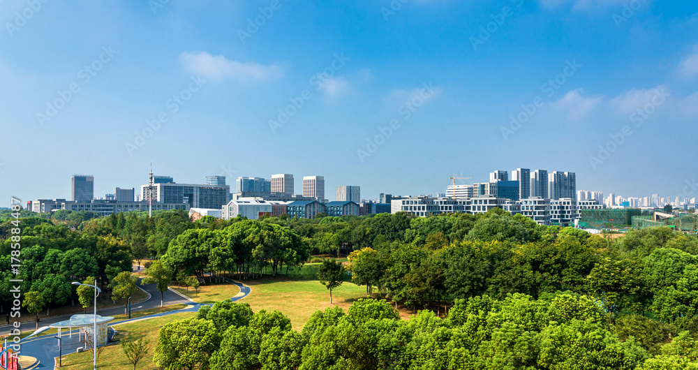 Fototapeta premium Urban Oasis: A Serene Landscape Blending Nature and Modern Architecture