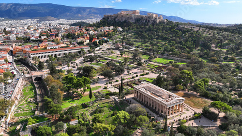 Foto Aerial drone photo of iconic Ancient Agora of Athens built below Acropolis hill