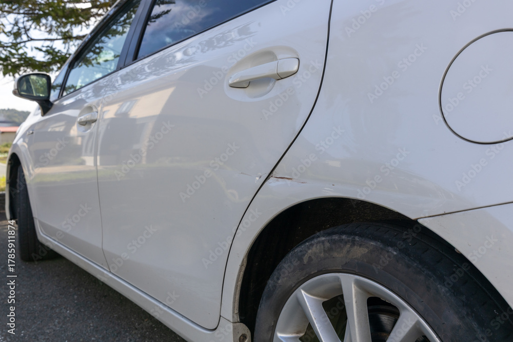 Fototapeta premium 自動車の後部ドア付近のへこみ傷 