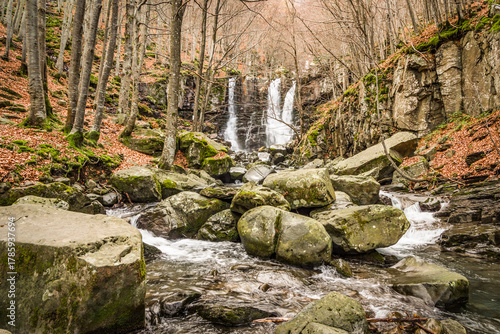Canvastavla Il bellisso ultimo salto delle cascate e il fiume Dardagna in veste autunnale