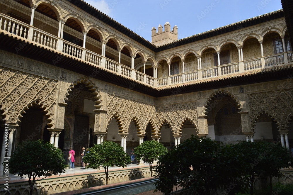 Obraz premium Pátio do Real Alcázar de Sevilha na Espanha