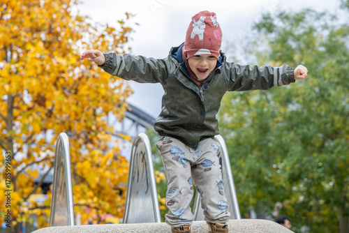 Junge auf einem Spielplatz im Hafenpark in Frankfurt im Herbst