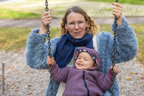 Mama mit Tochter auf der Schaukel