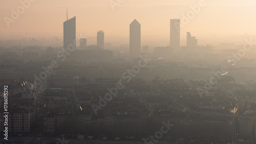 grande ville française avec pollution atmosphérique, pollution dans l'air à Lyon, brume au lever du soleil sur des tours d'une ville