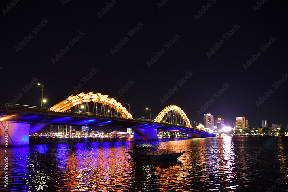 Naklejka premium ベトナムダナンのドラゴンブリッジ