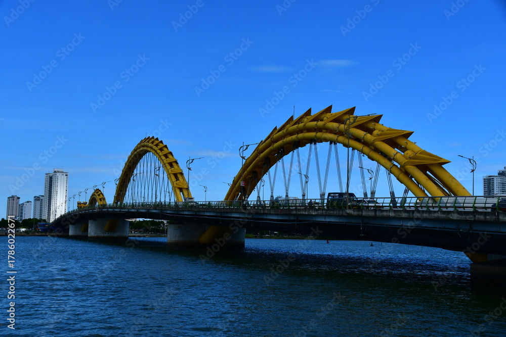 Naklejka premium ベトナムダナンのドラゴンブリッジ