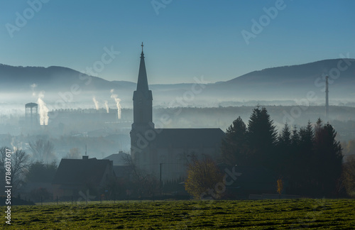 Fototapeta Naklejka Na Ścianę i Meble -  Jesienny, mglisty poranek, widok na Beskidy ze wzgórza Kaplicówka w Skoczowie. Polska.