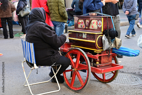 Photos woman with a barrel organ, spanish traditions, ancient trades