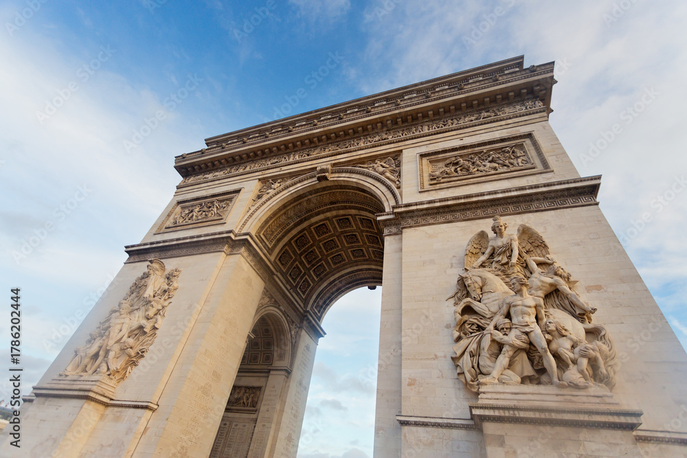 Obraz premium Panoramic view of Arc de Triomphe de l’Étoile in Paris, France