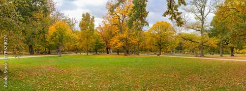 Canvas Print Berlin im Herbst: Herbstwetter am Treptower Park zwischen Spree und Puschkinalle