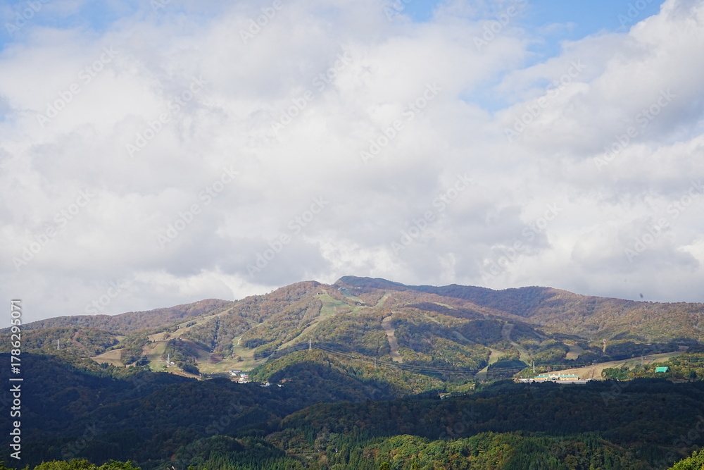 Naklejka premium Hirugano Kougen or Plateau in Gifu, Japan - 日本 岐阜 ひるがの高原 白山と大日ヶ岳