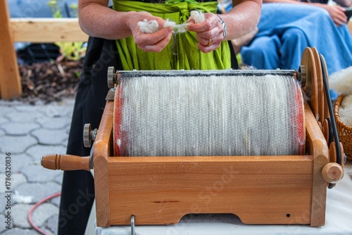 Carding wool with hand-operated drum machine