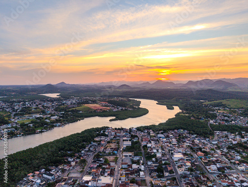 Obraz na plátně Imagem aérea do canal de Guarapari no por do sol, ao fundo mostrando a praia do morro, o centro da cidade, a ponte e o bairro do Itapebussu