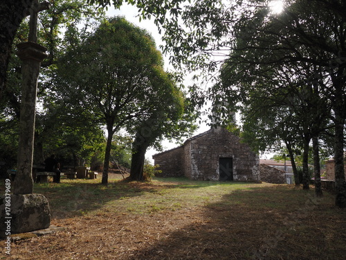 iglesia románica de San  Jorge del pequeño pueblo de Santiso, provincia de La Coruña,  una sola nave, campanario en espadaña, crucero en el atrio, Galicia, España, Europa