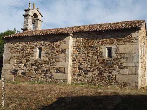 iglesia románica de San  Jorge del pequeño pueblo de Santiso, provincia de La Coruña,  una sola nave, campanario en espadaña, crucero en el atrio, Galicia, España, Europa