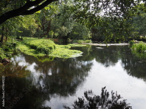 el río Ulla a su paso por la villa de Santiso, provincia de La Coruña, lugar tranquilo que transmite sosiego y calma para disfrutar de la flora y la fauna del lugar, Galicia, España, Europa