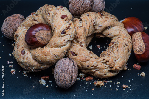 These taralli with lard and pepper are irresistible and also very simple to prepare. One bite, close your eyes and you'll feel like you're in Naples.
