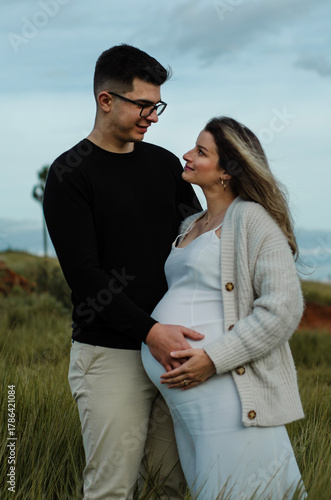 Tableau sur toile jovem casal trocando olhar de carinho e amor, grávidos