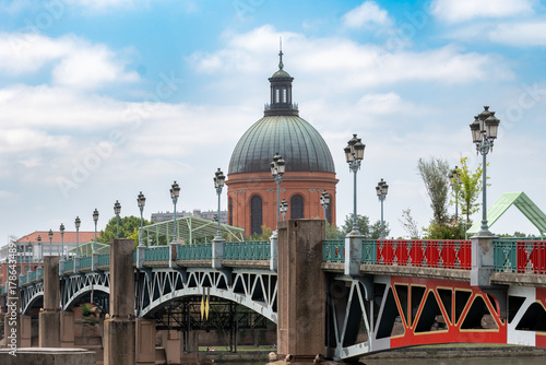 Fototapeta Naklejka Na Ścianę i Meble -  Views of Toulouse, city in southern France, Haute-Garonne department, Occitania region, centre of European aerospace industry with pink red bricks houses, travel destination