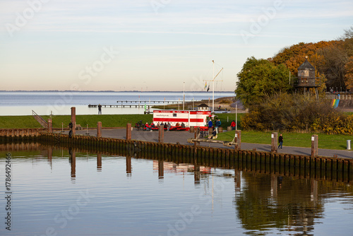 Ein sonniger Herbsttag im Nordseeheilbad Dangast mit Seehund