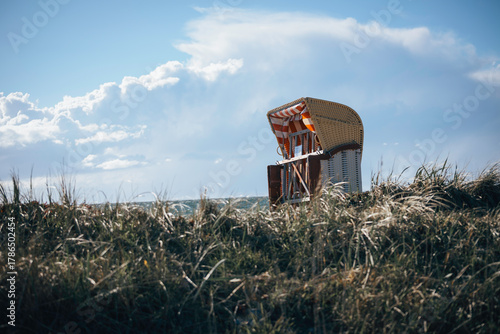 Fototapeta Naklejka Na Ścianę i Meble -  Strandkorb auf der Sonneninsel Fehmarn – Ruhe und Weite an der Ostsee