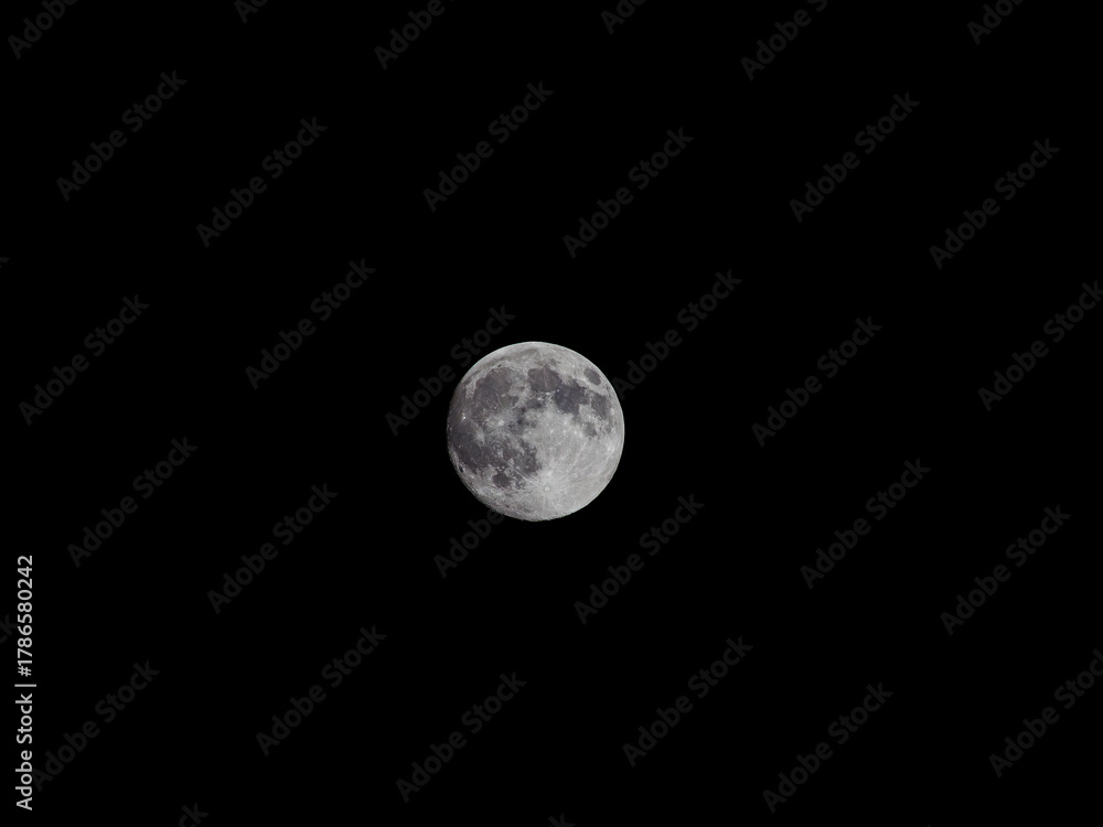 Obraz premium full moon over black