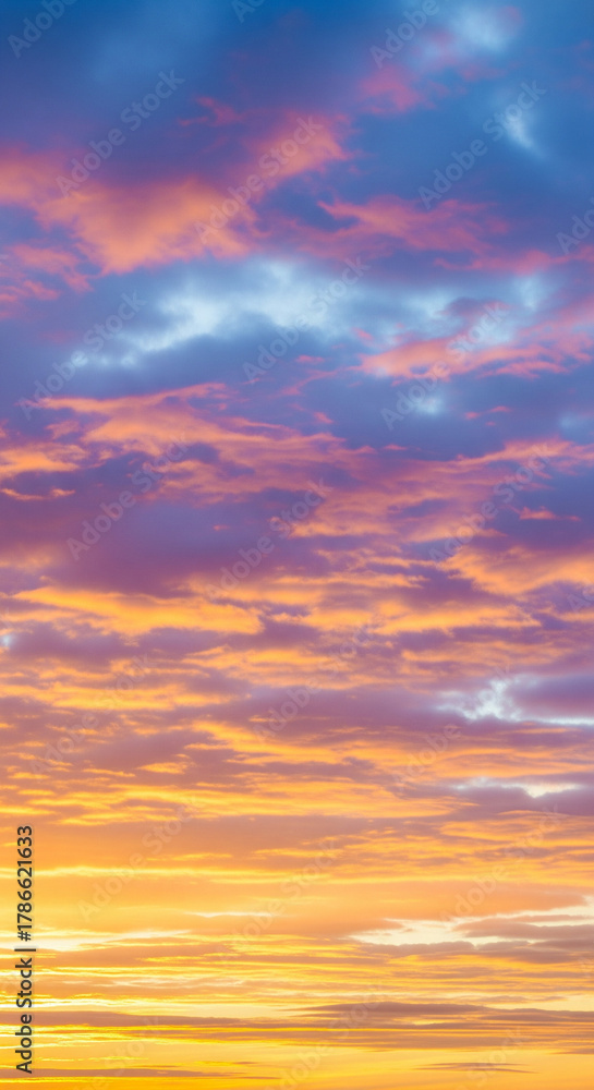 Obraz premium The stunning sky displays a breathtaking array of colors during the golden hour, creating a mesmerizing view