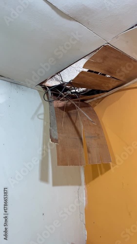 The house ceiling made of plywood peeled off due to rainwater. The house ceiling leaked. Water came out of the peeled off ceiling. House The plywood ceiling peeled off	