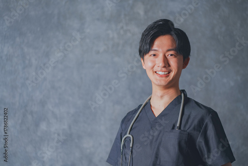 スクラブを着た若い男性医師